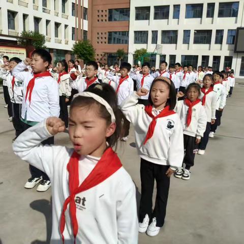 育才教育集团北校区2025年建队日新队员入队仪式