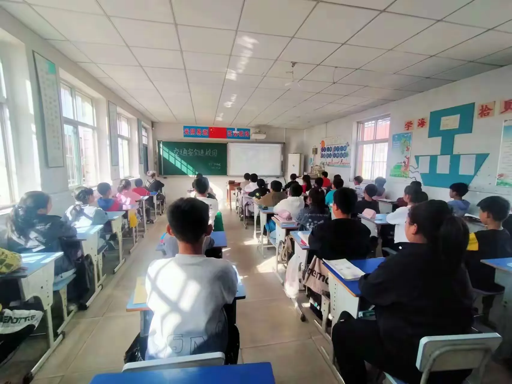 简篇-交通进校园 安全“童”行——阎家店镇于家坎小学“交通安全进校园”交警宣传活动