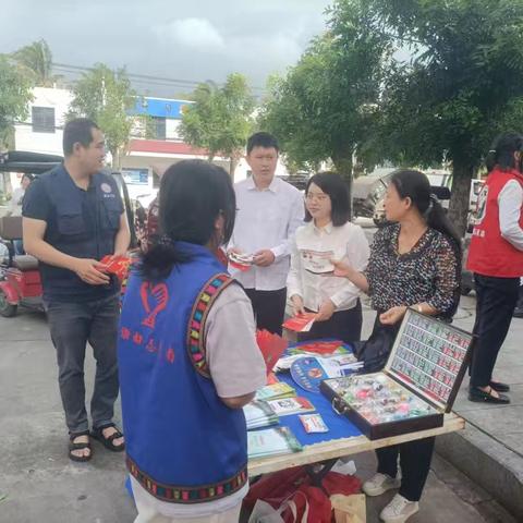 “宪”入市场，法治护航——陵水县司法局三才司法所联合多部门开展“12·4”宪法宣传进农贸活动