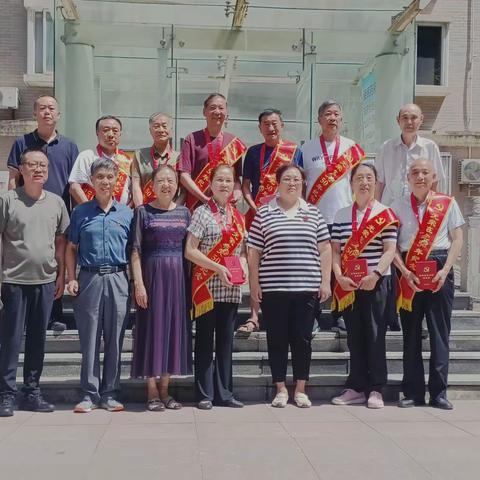 胡家庙军干所十一支部为“光荣在党五十周年”军休干部颁发纪念章