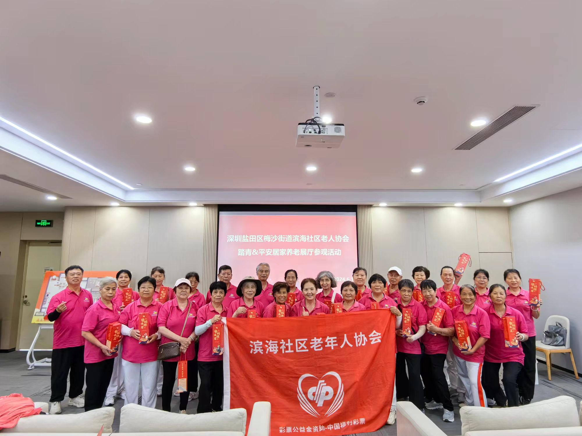 简篇-红树林公园踏青,畅游自然乐园一一滨海社区老年协会组织一日游踏青活动