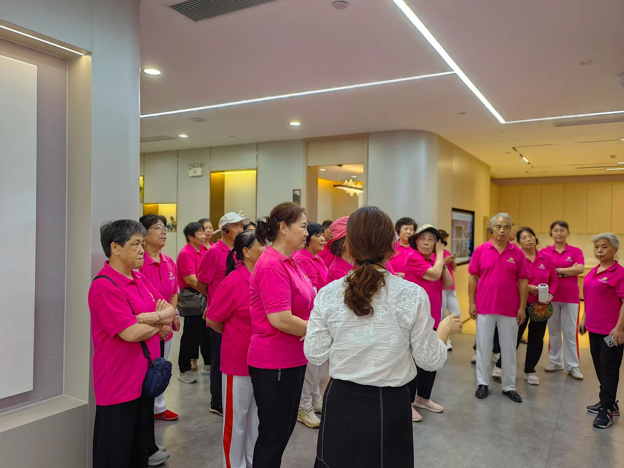 简篇-红树林公园踏青,畅游自然乐园一一滨海社区老年协会组织一日游踏青活动