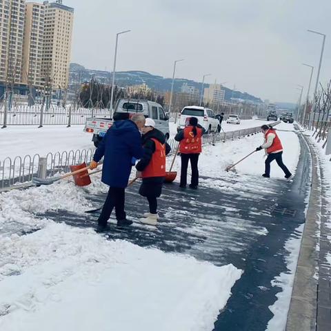 【交口街道呈祥社区】全员齐上阵 除雪保畅通