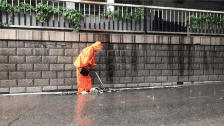 【襄城森源环卫公司】雨中的守护者 环境的清道夫——环卫工人冒雨作业