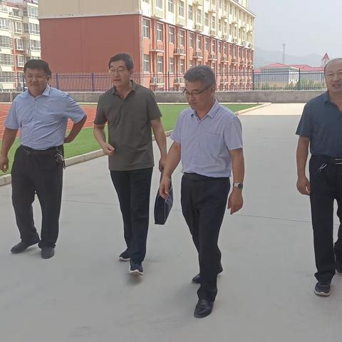 心系教育，情暖师生——教师节来临之际，县教体局领导到我校走访慰问并指导工作