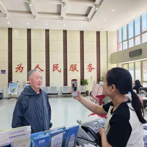 【蒙速办·呼宜办·帮办代办】 暖心服务零距离 帮办代办显真情——税苑社区开展80岁高龄津贴认证帮办代办服务