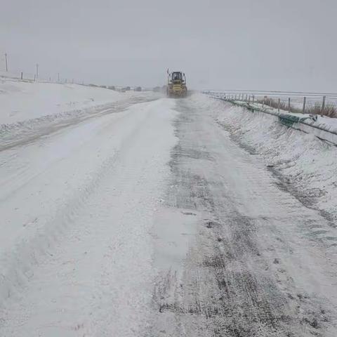 西乌旗公路养护中心橘色炽热战严寒  除雪保畅在行动