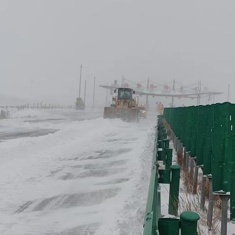 坚守清冰除雪一线，迎风战雪保畅通。西乌旗公路养护中心积极进行清冰除雪作业