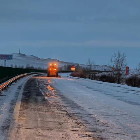 西乌旗公路养护中心聚力迎战降雪寒潮 齐力打响抗灾攻坚战！