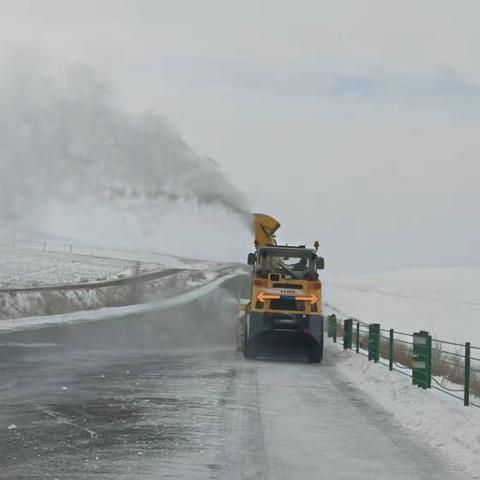 西乌旗公路养护中心昼夜奋战除雪保畅开通“暖心路”