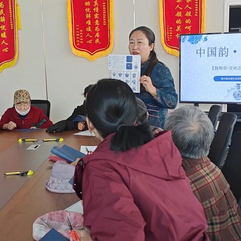 玉屏社区新时代文明实践站开展中国韵·青花剪纸活动