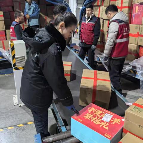 综合安全检查站货检班组齐心协力，全力保障货包
