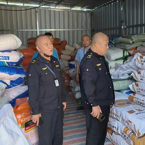 儋州市市场监督管理局查处一违规塑料制品仓库