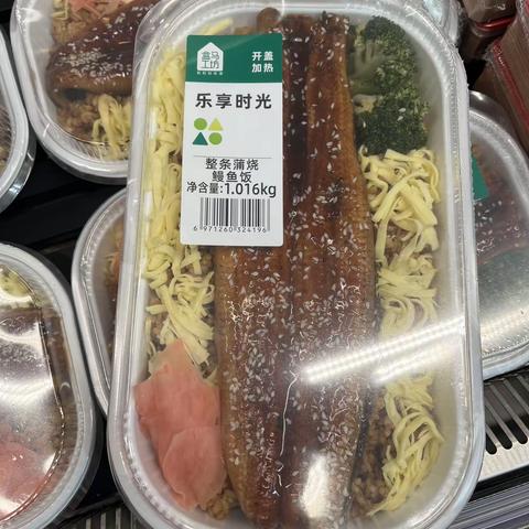 熟食主要是半成品做的比较多，虾仁冷面，炒年糕等，刺身类补充大规格的北极甜虾，鳗鱼拌饭，热菜可以推广罗氏虾，梭子蟹，烤类尝试烤鱼，卤制品的丰满度，延伸的是即食类现场调味也是未来的趋势