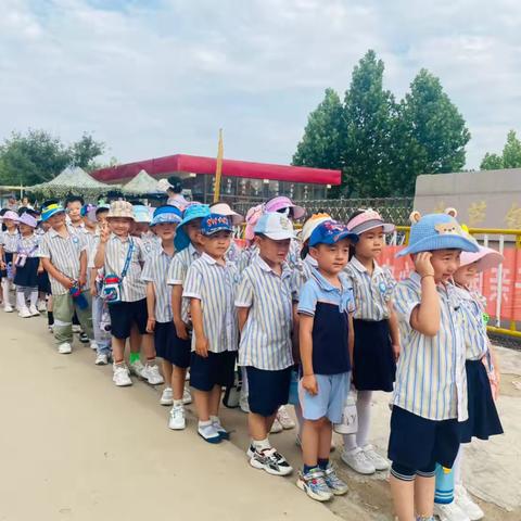 初遇小学、乐见成长——朱芦镇中心幼儿园大班幼儿参观小学活动