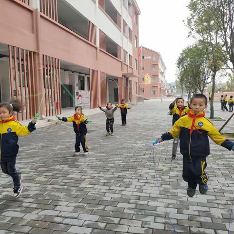 阳光体育，快乐成长——记雩田中心小学开展阳光体育活动