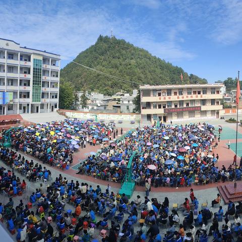 凝心聚力谋发展，家校共育谱新篇——六寨镇中心小学2023年秋季学期家长会