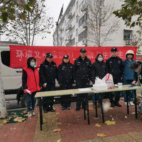 牵紧“文明绳”养犬不掉“链” 郎南社区联合辖区派出所及宠物医院对辖区养犬居民进行年审工作