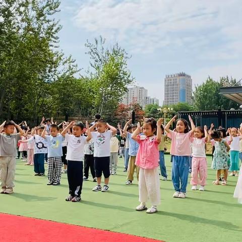 微笑每一刻，成长每一天！加州大地幼儿园新月一班