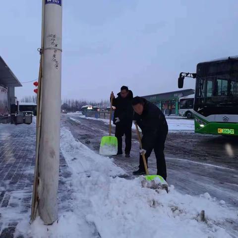 公交五公司应对雪天，多措并举保安全