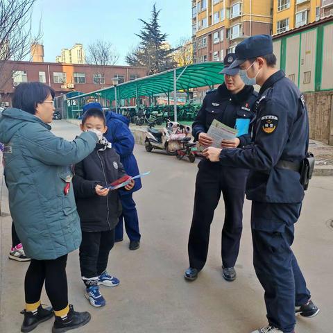 矿区分局城区中心派出所联合区消防救援大队对高层住宅小区开展消防安全检查及宣传活动