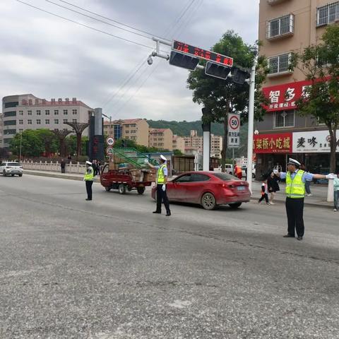护航高考•交警同行 ▏高考第一天，安塞交警：爱心助考    为梦护航