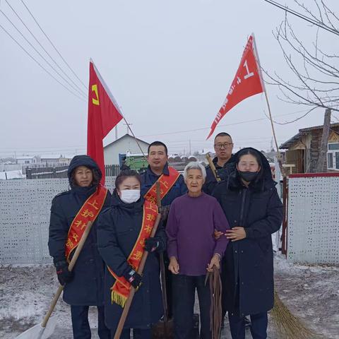 寒冬扫雪进村屯  志愿服务暖民心