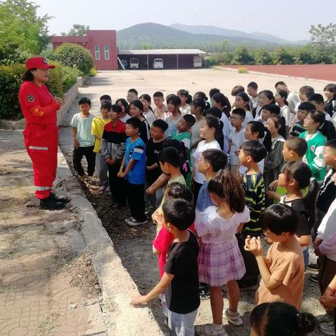 【茱萸山龙门小学·每月一事】贾汪区猎鹰救援队来龙门小学进行防溺水教育