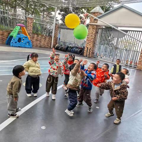 气球飞舞，快乐相伴
