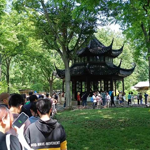 烟云无山居，偶遇倾城色。