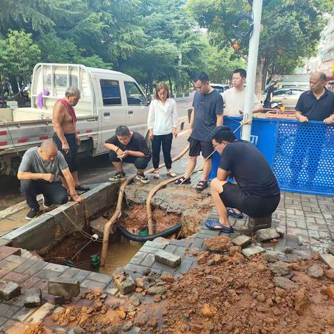 涧河大道供水主管道突发爆管，新安县淼源水务有限公司紧急抢修