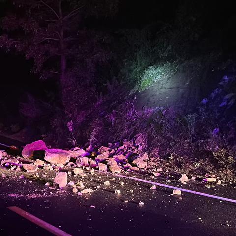 【东河镇】玉龙山观景台路段突发山体滑坡