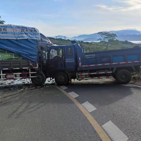 【东河镇】至玉龙山观景台300米处发生一起车祸