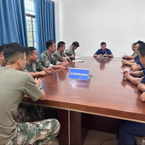 普光水管维修中，消防员化身“送水员”