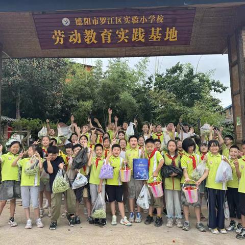 泥泞中的丰收之歌 ‍五年级一班“四精”农耕实践纪实