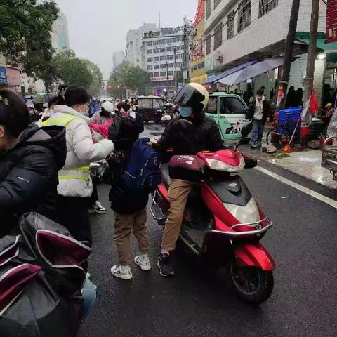 守护校园安全的温暖防线——四（8）班2月护学岗纪实