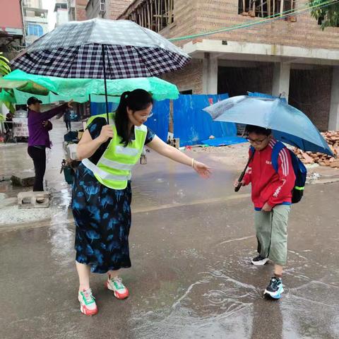 四（8）班——五月雨天里的安全守护❤️