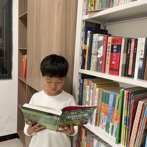 书香浸润童年，阅读点亮梦想——上饶经开区实验小学一年级六班“书香少年”谢凯泽