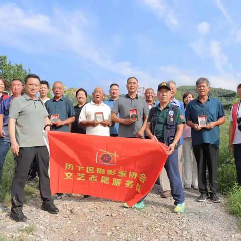 【曹范退役军人服务站】致敬退役老兵 重温峥嵘岁月——曹范街道开展“为退役老兵拍张军装照”拥军活动