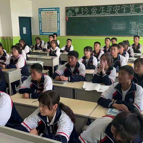 拦隆口中学高一六班主题团会                          “同心筑梦，梦想起航”