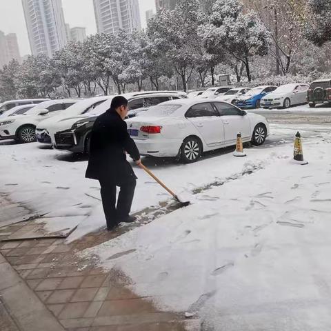 中国工商银行芜湖绿地支行开展积雪清扫工作