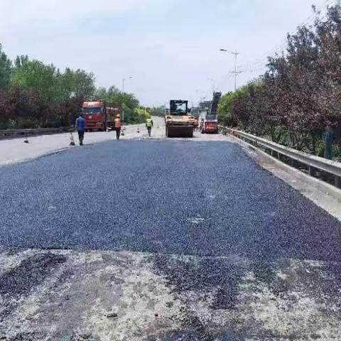 强降雨致道路频现坑槽，及时维修保障车辆通行安全