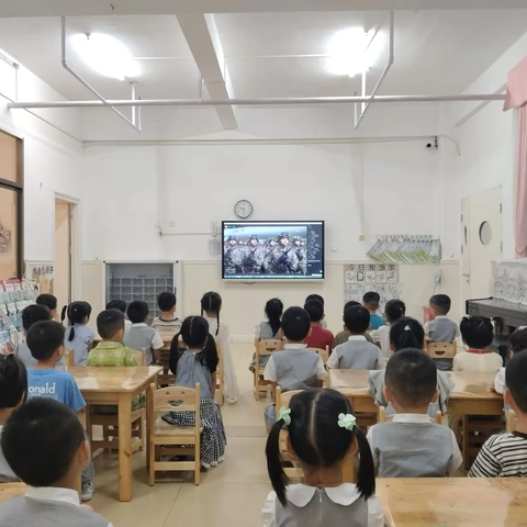 【万宁市幼儿园】铭记抗战精神 共鉴阅兵荣光|与孩子共赴一场“骄傲”的阅兵之约