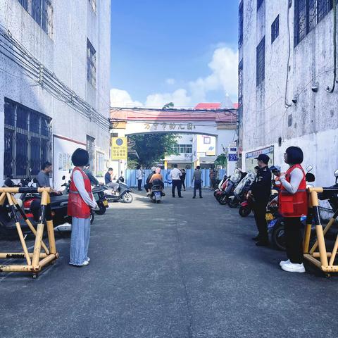 用心“护学” 为爱“站岗”——万宁市幼儿园护学岗纪实