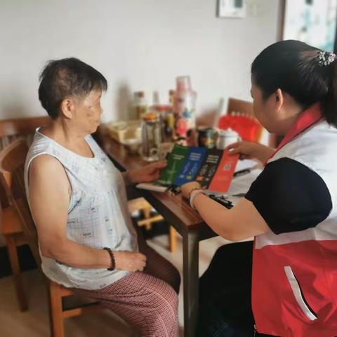 西村街：岭南湾畔社区上门入户宣传垃圾分类活动