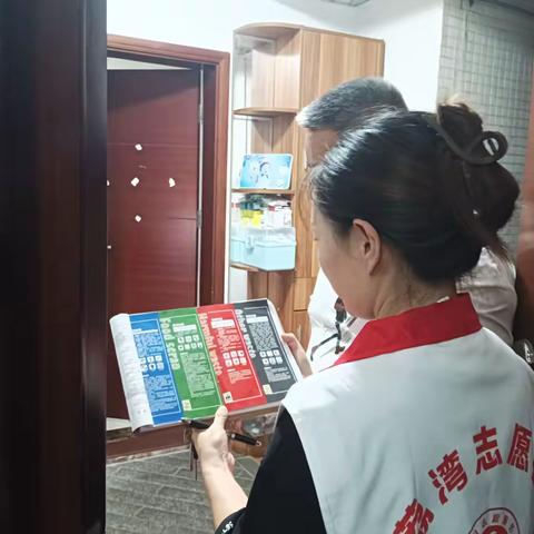 西村街：岭南湾畔社区上门入户宣传垃圾分类活动