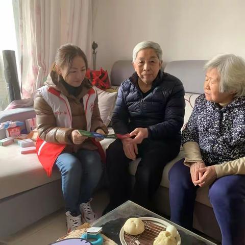 西村街：岭南湾畔社区上门入户宣传垃圾分类活动
