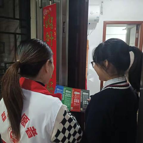 西村街：岭南湾畔社区上门入户宣传垃圾分类活动