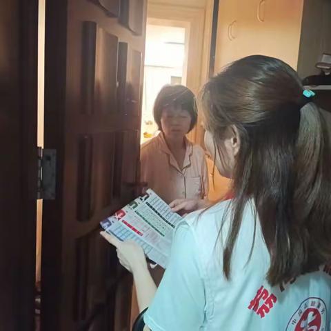 西村街：岭南湾畔社区上门入户宣传垃圾分类活动