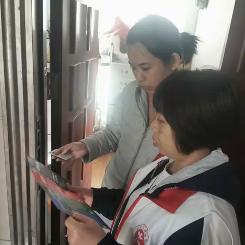 西村街：岭南湾畔社区上门入户宣传垃圾分类活动